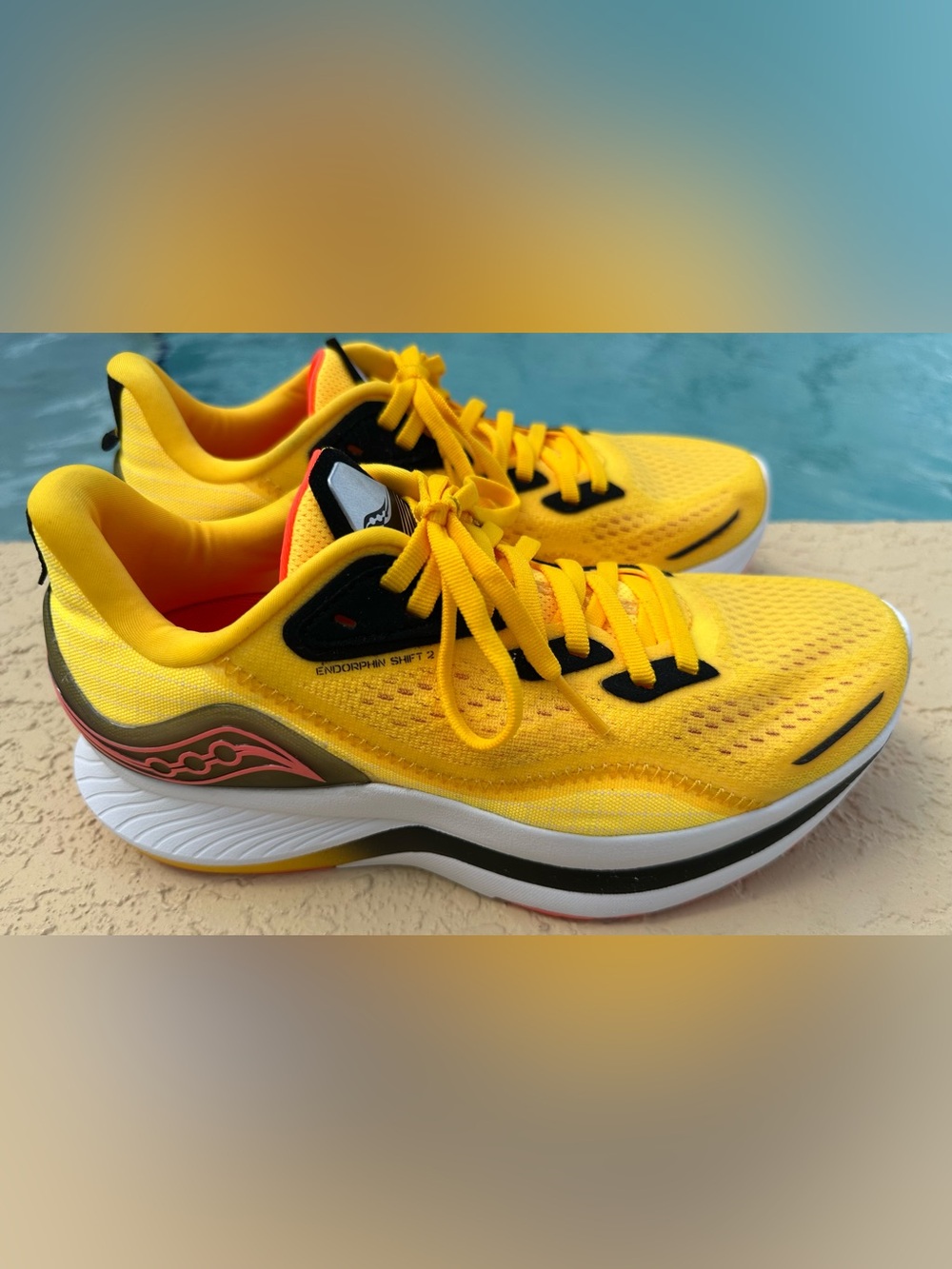 Saucony Endorphin Shift 2 in ViZiGold Yellow Running Shoes Women Size 7.5 in VGC
